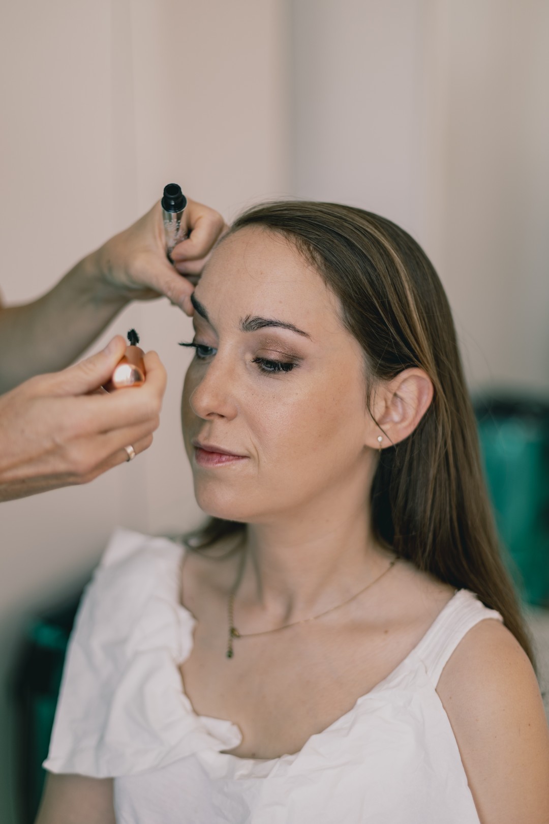 Laatste make-up touch voor de bruid