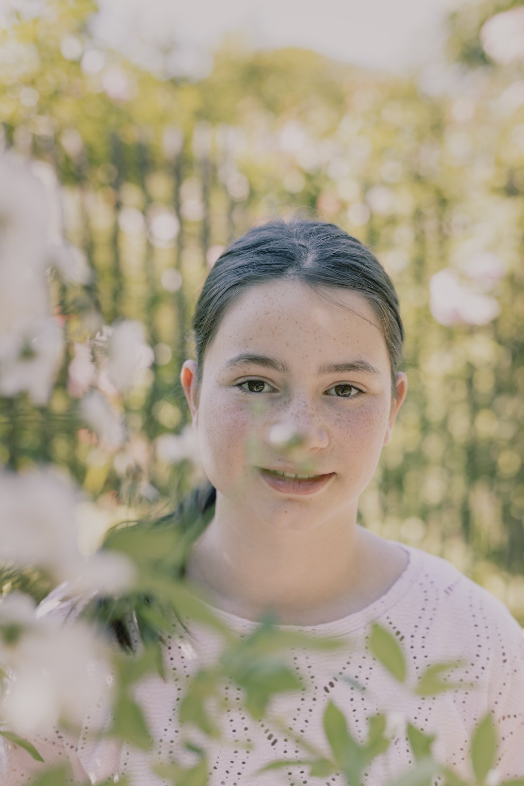 Portret van een meisje tussen de bloesems